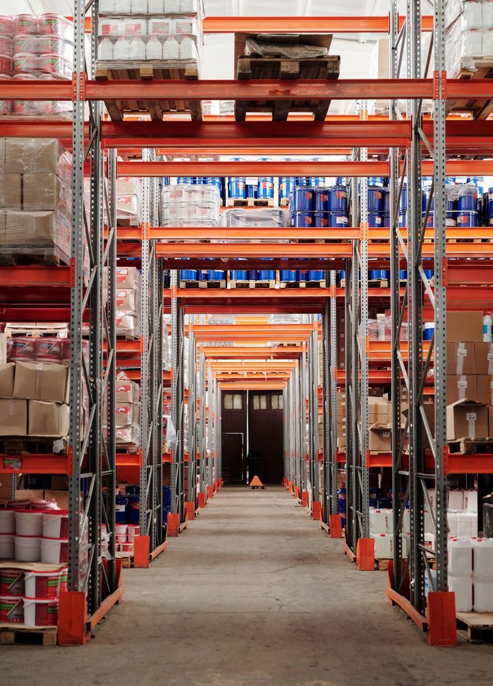 Almacén con estanterías de distribución