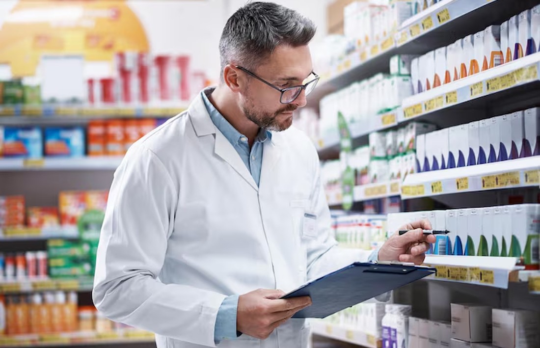 Farmacéutico verificando inventario en anaquel