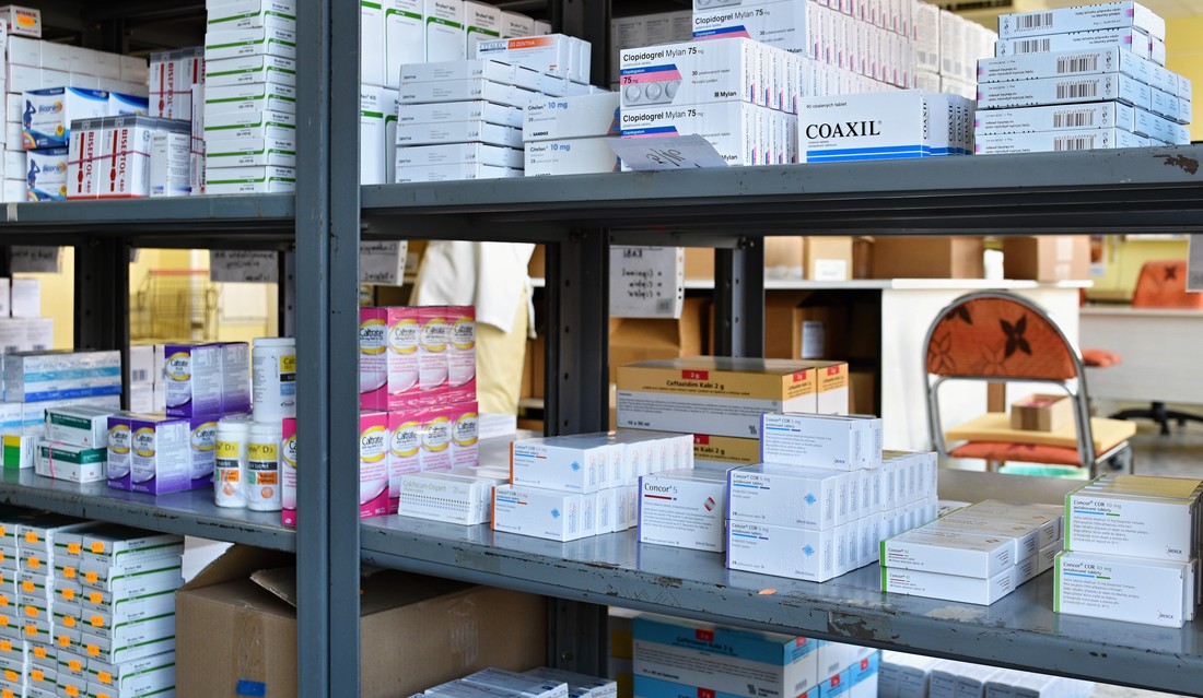 Anaquel de almacén con medicamentos organizados por lote